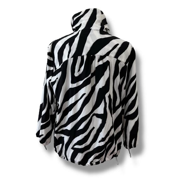 Chico’s Size 1 (M) Zenergy Black White Zebra Print Lightweight Jacket - Picture 5 of 5